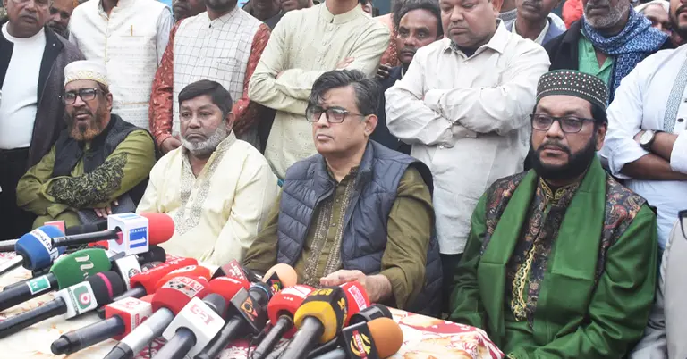 ইমামবাড়ি পরিদর্শন শেষে বক্তব্য রাখছেন প্রেস সচিব